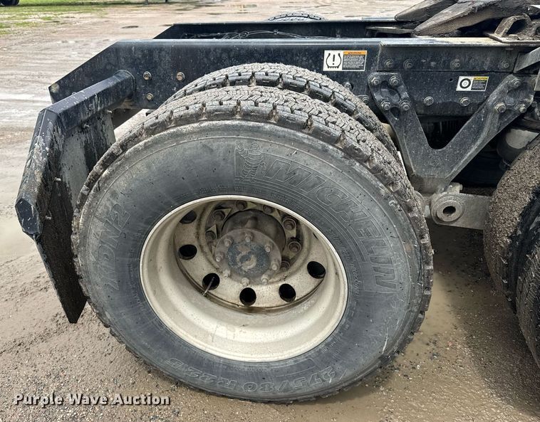 image for item DW1955 2019 Kenworth T800 semi truck