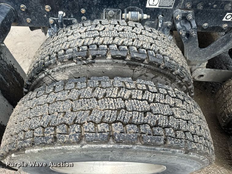 image for item DW1955 2019 Kenworth T800 semi truck