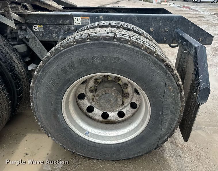 image for item DW1955 2019 Kenworth T800 semi truck