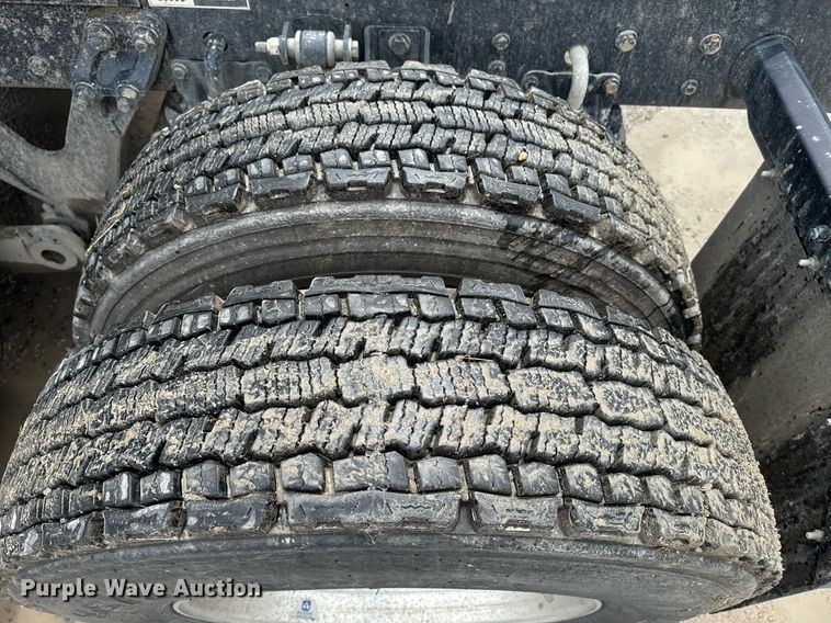 image for item DW1955 2019 Kenworth T800 semi truck