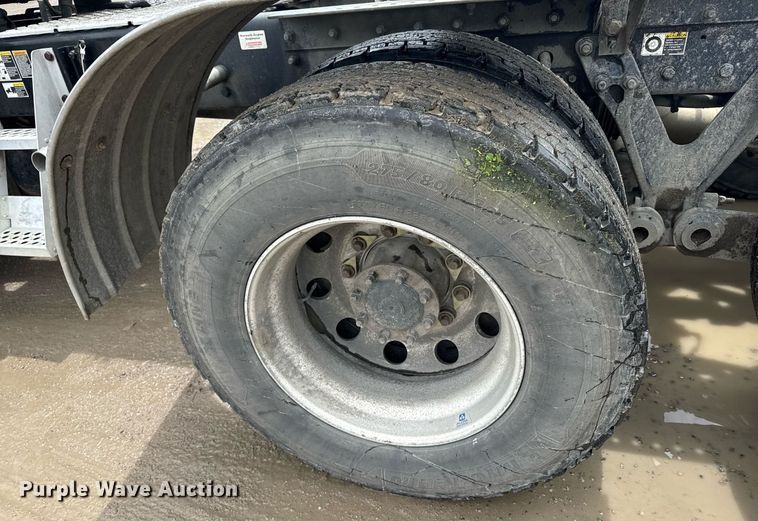 image for item DW1955 2019 Kenworth T800 semi truck