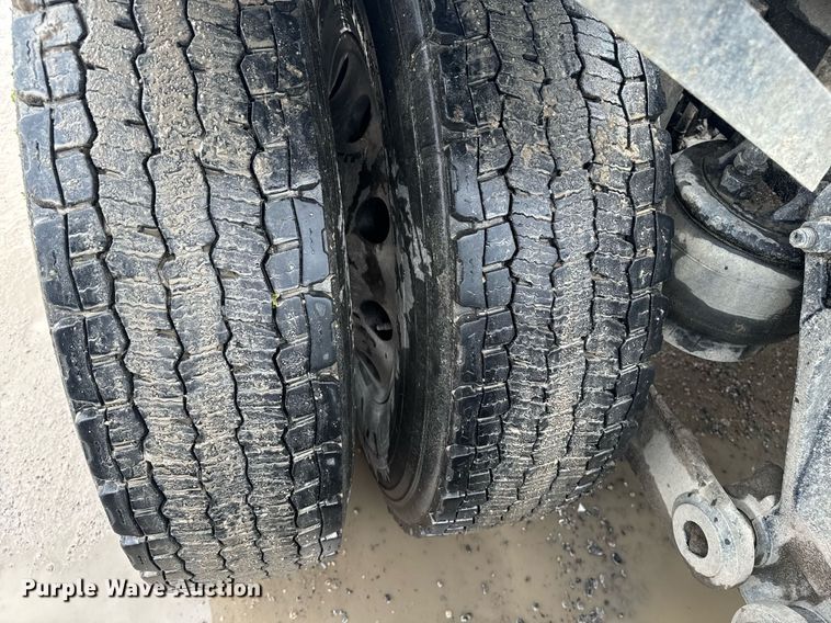 image for item DW1955 2019 Kenworth T800 semi truck