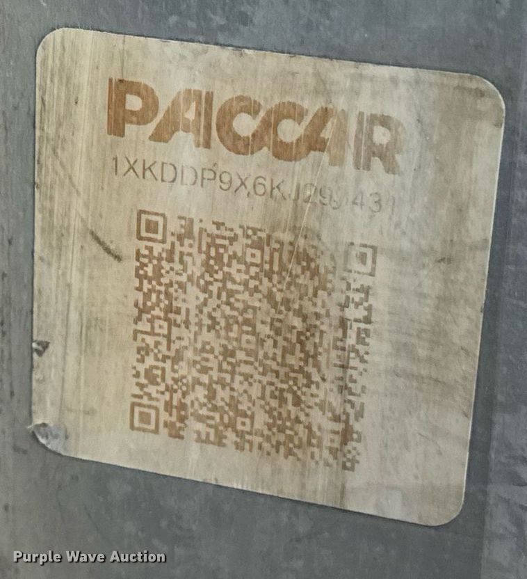 image for item DW1955 2019 Kenworth T800 semi truck