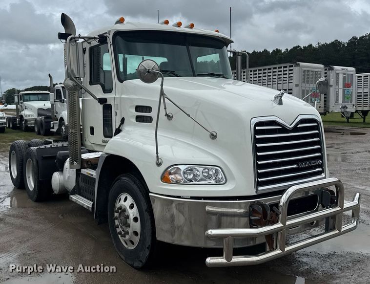 image for item DW1956 2015 Mack CXU613 semi truck