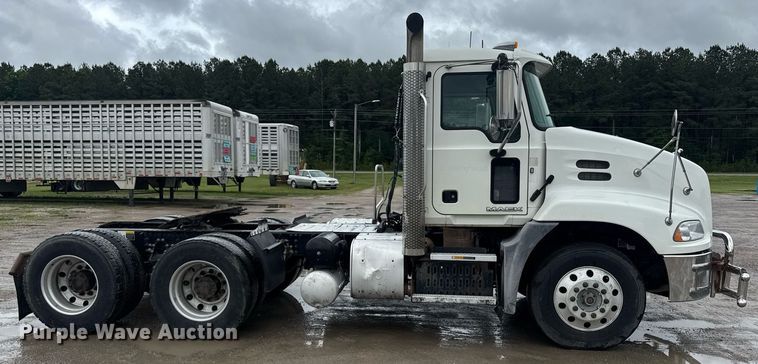 image for item DW1956 2015 Mack CXU613 semi truck