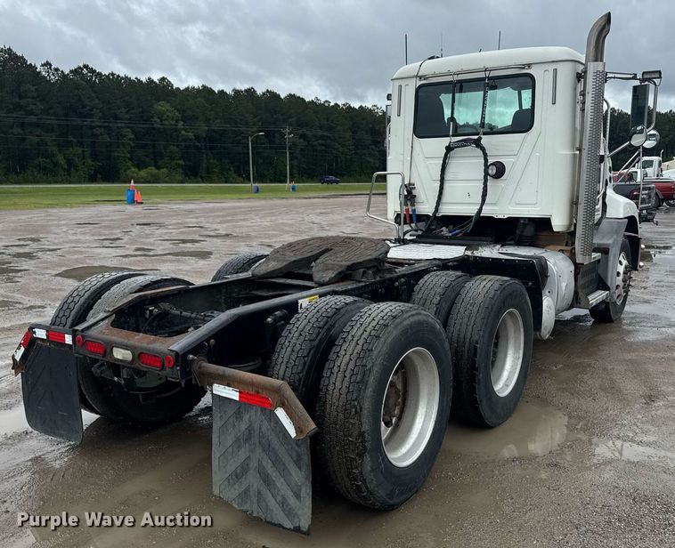 image for item DW1956 2015 Mack CXU613 semi truck
