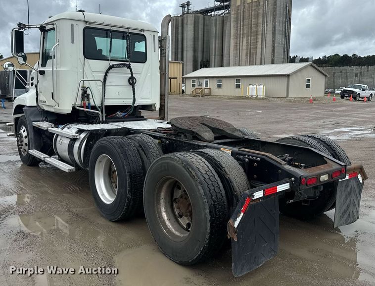 image for item DW1956 2015 Mack CXU613 semi truck