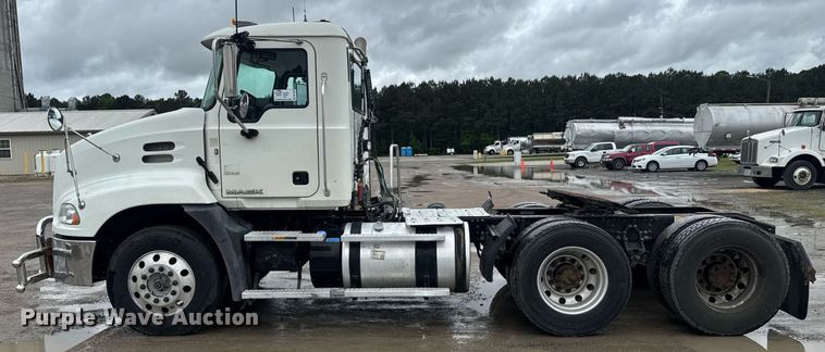 image for item DW1956 2015 Mack CXU613 semi truck
