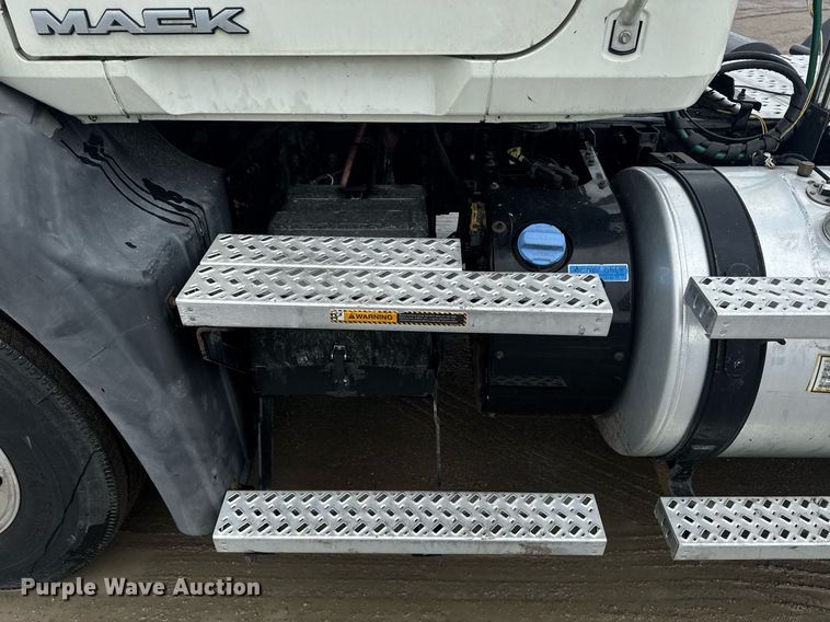 image for item DW1956 2015 Mack CXU613 semi truck