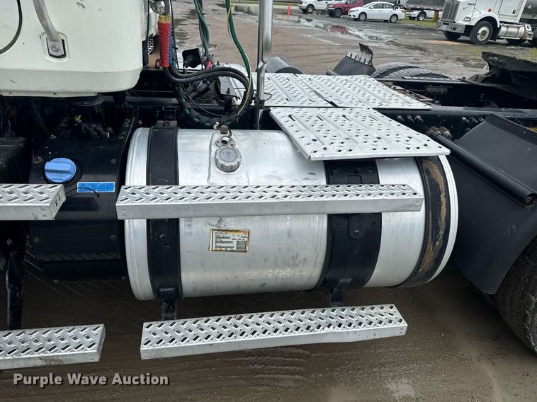 image for item DW1956 2015 Mack CXU613 semi truck