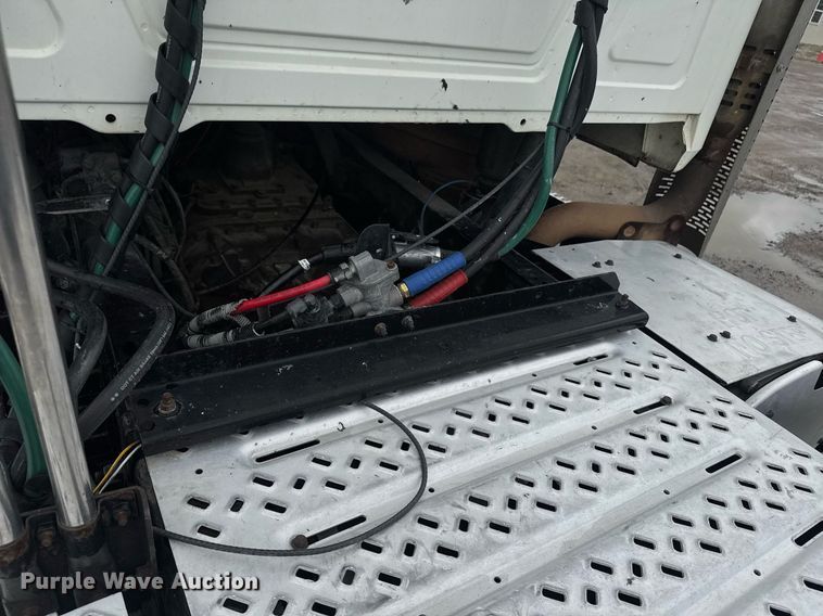 image for item DW1956 2015 Mack CXU613 semi truck