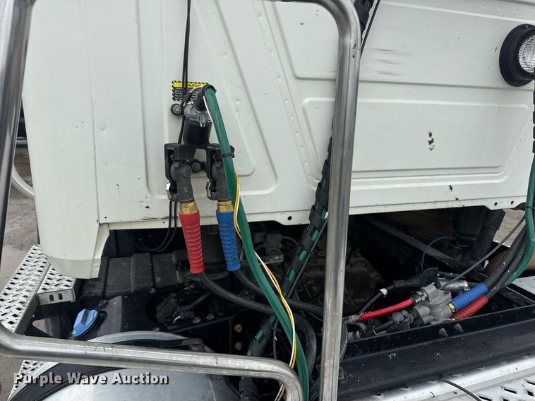 image for item DW1956 2015 Mack CXU613 semi truck