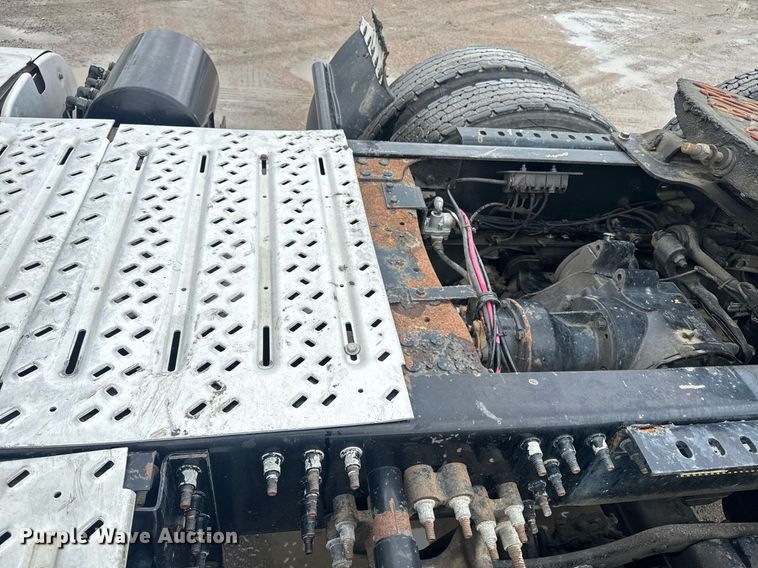 image for item DW1956 2015 Mack CXU613 semi truck