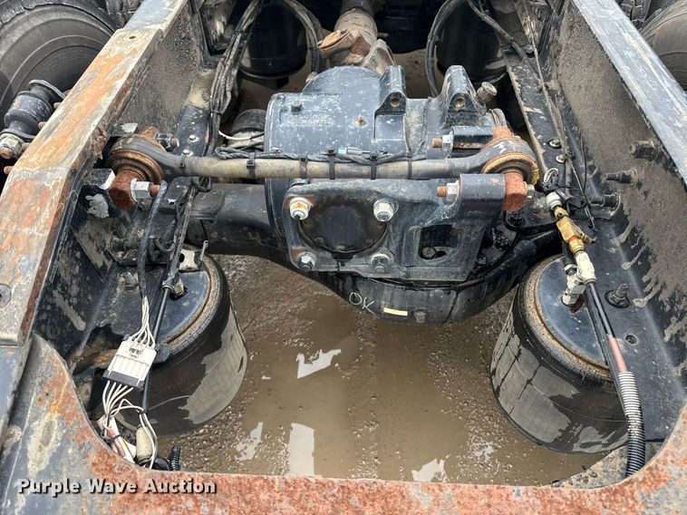 image for item DW1956 2015 Mack CXU613 semi truck