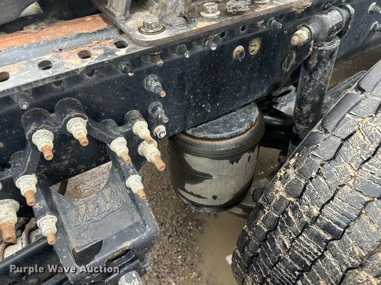 image for item DW1956 2015 Mack CXU613 semi truck