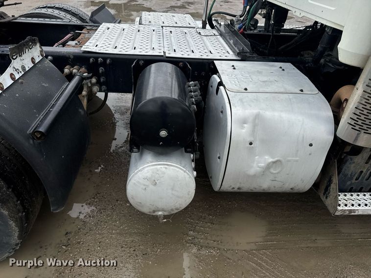 image for item DW1956 2015 Mack CXU613 semi truck