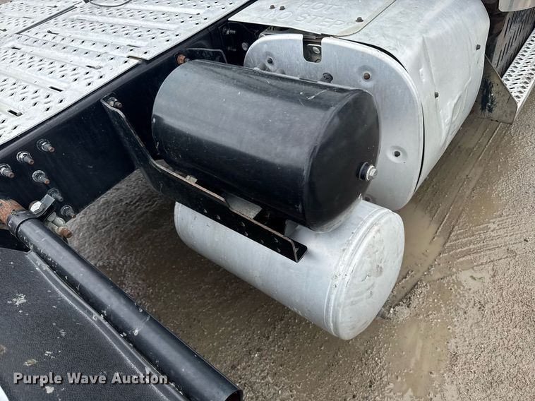 image for item DW1956 2015 Mack CXU613 semi truck