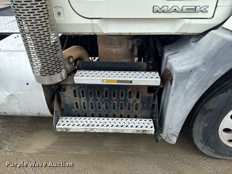 image for item DW1956 2015 Mack CXU613 semi truck