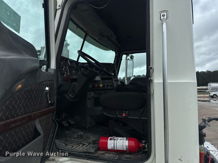 image for item DW1956 2015 Mack CXU613 semi truck