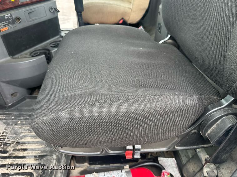 image for item DW1956 2015 Mack CXU613 semi truck