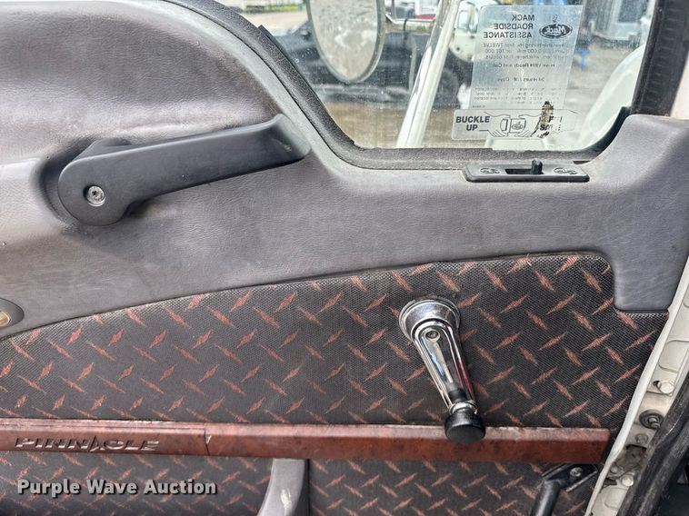 image for item DW1956 2015 Mack CXU613 semi truck