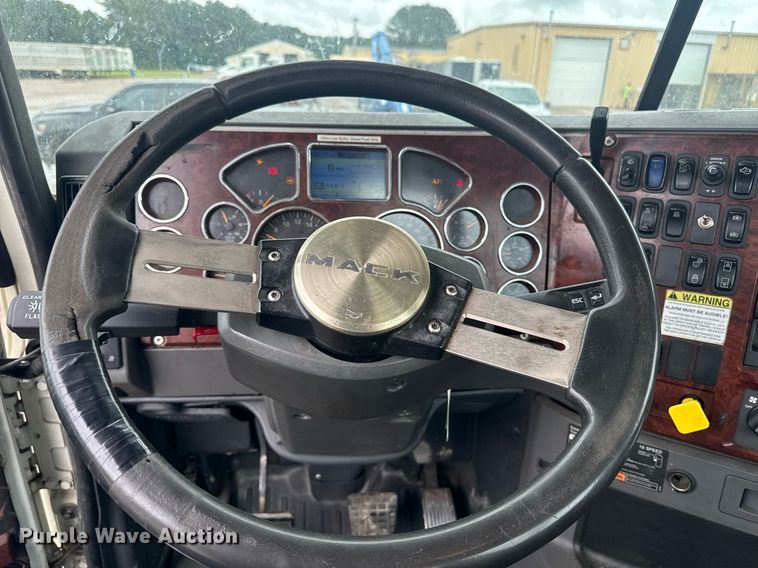 image for item DW1956 2015 Mack CXU613 semi truck