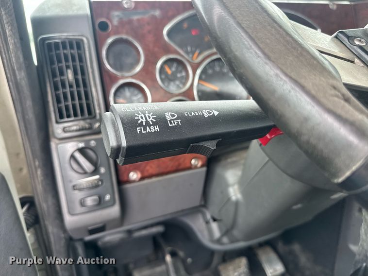 image for item DW1956 2015 Mack CXU613 semi truck