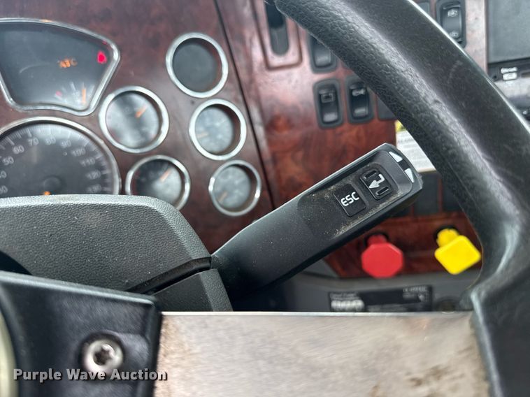 image for item DW1956 2015 Mack CXU613 semi truck