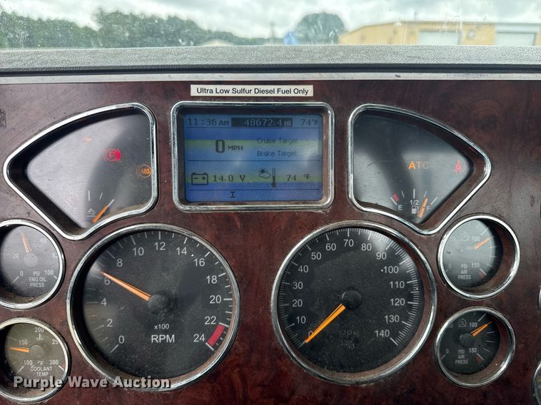 image for item DW1956 2015 Mack CXU613 semi truck