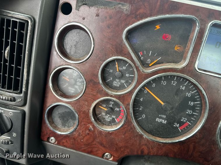 image for item DW1956 2015 Mack CXU613 semi truck