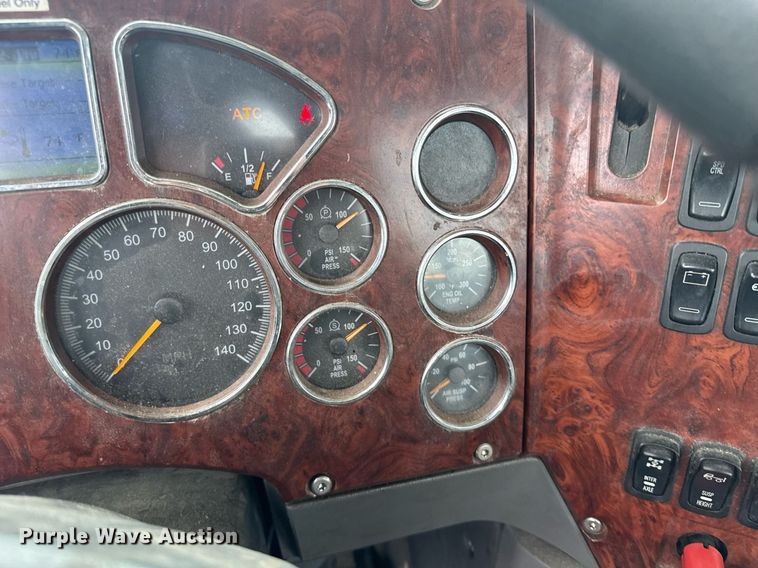 image for item DW1956 2015 Mack CXU613 semi truck