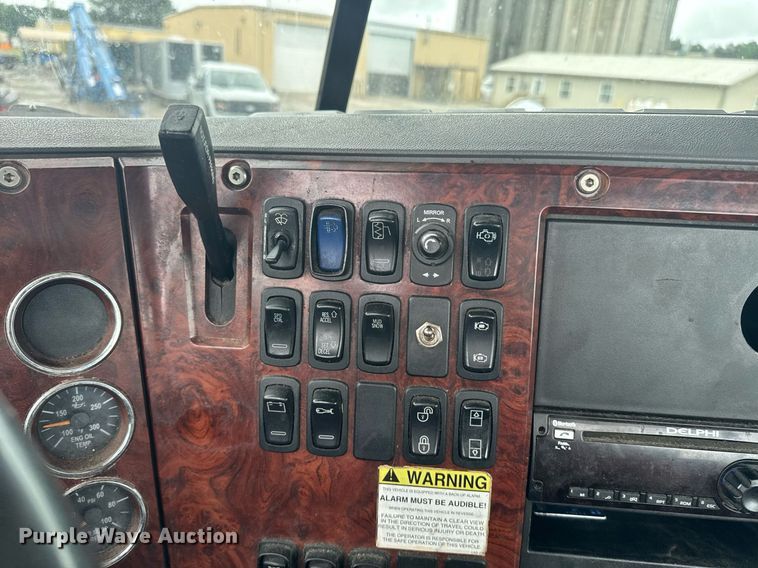 image for item DW1956 2015 Mack CXU613 semi truck