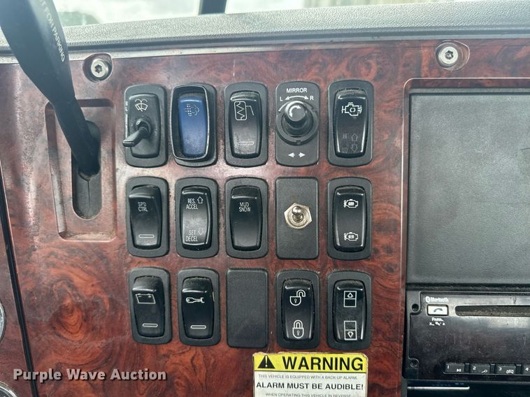 image for item DW1956 2015 Mack CXU613 semi truck