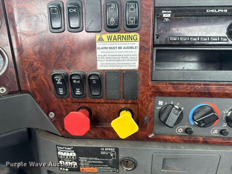 image for item DW1956 2015 Mack CXU613 semi truck