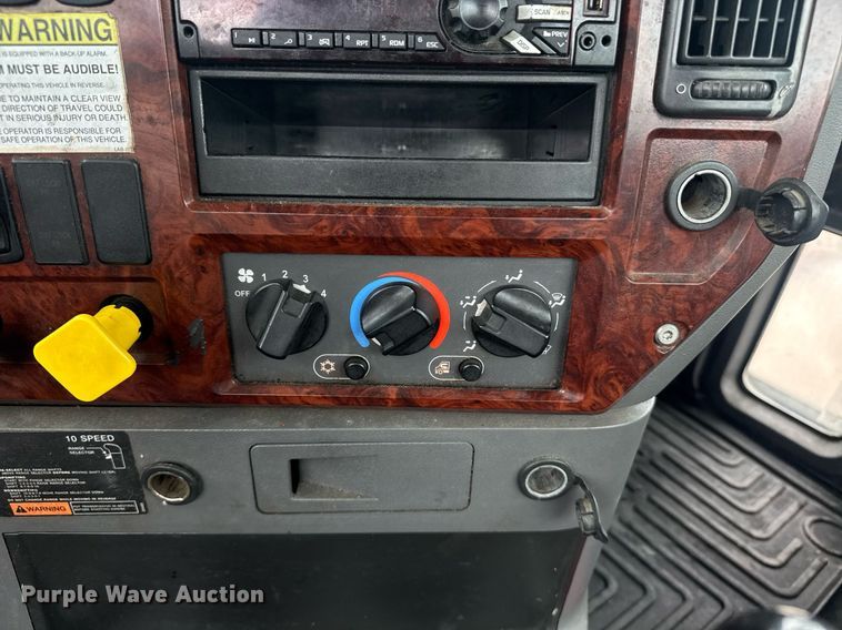 image for item DW1956 2015 Mack CXU613 semi truck