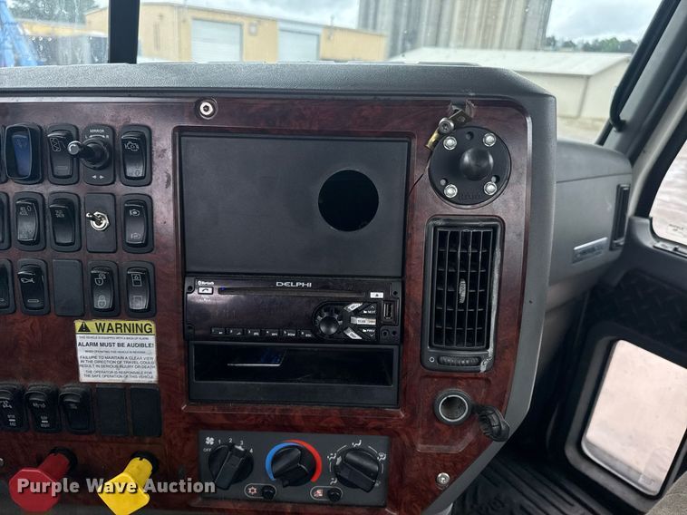 image for item DW1956 2015 Mack CXU613 semi truck