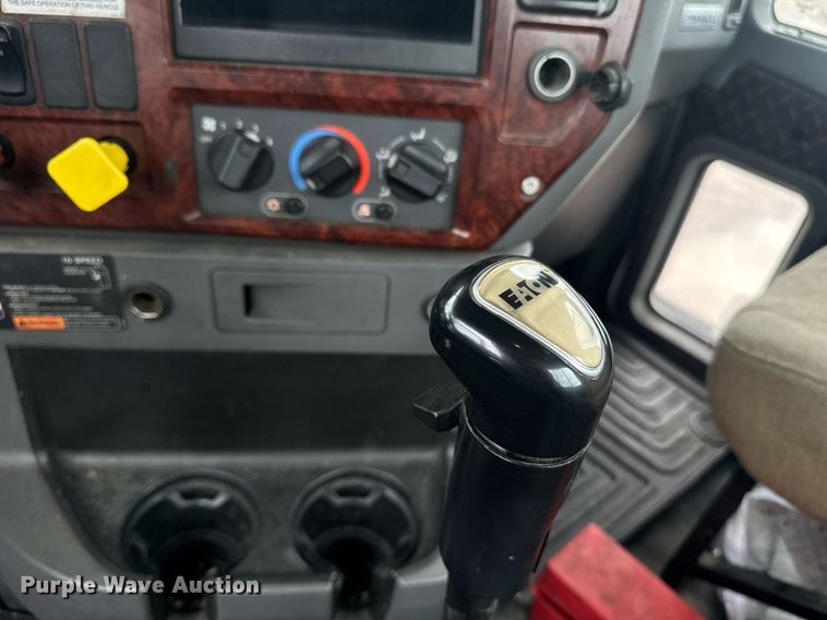 image for item DW1956 2015 Mack CXU613 semi truck