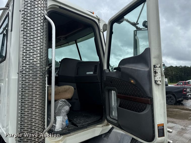 image for item DW1956 2015 Mack CXU613 semi truck