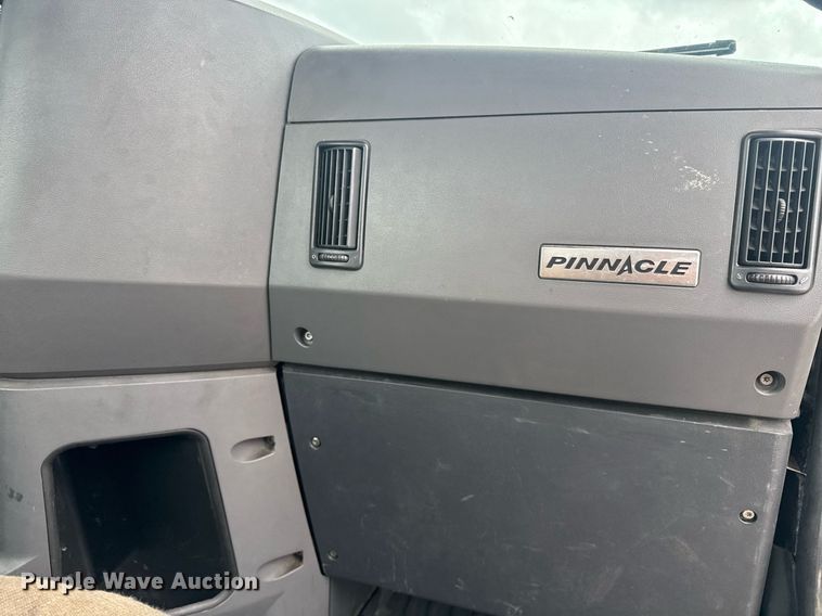 image for item DW1956 2015 Mack CXU613 semi truck