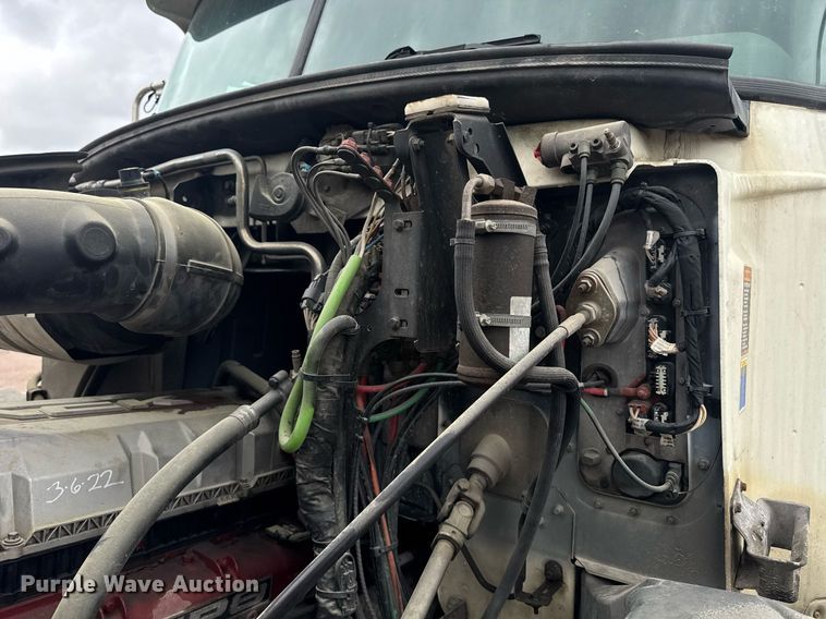 image for item DW1956 2015 Mack CXU613 semi truck