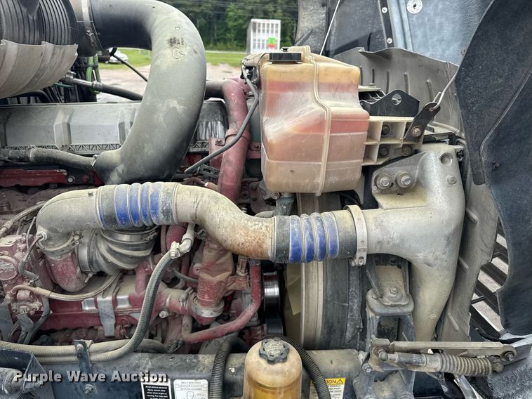 image for item DW1956 2015 Mack CXU613 semi truck