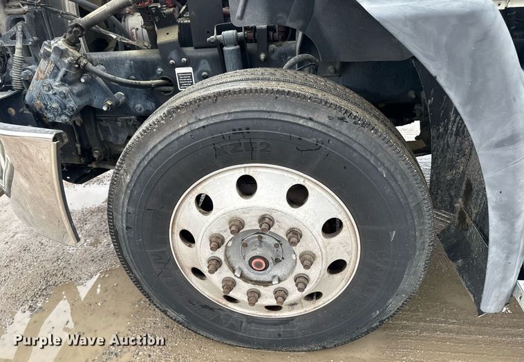 image for item DW1956 2015 Mack CXU613 semi truck