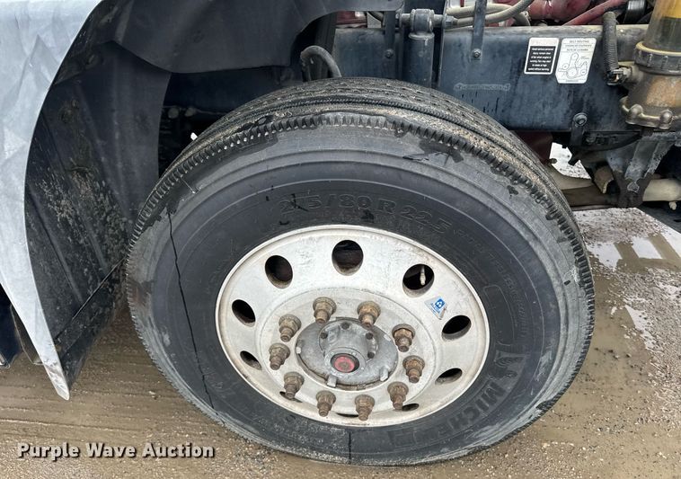 image for item DW1956 2015 Mack CXU613 semi truck