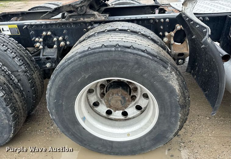 image for item DW1956 2015 Mack CXU613 semi truck