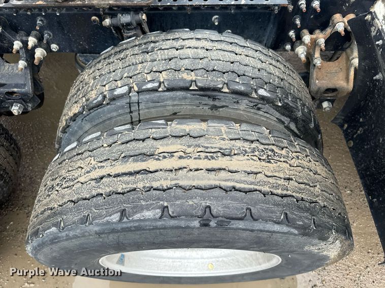 image for item DW1956 2015 Mack CXU613 semi truck