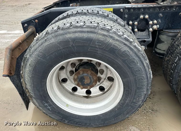 image for item DW1956 2015 Mack CXU613 semi truck