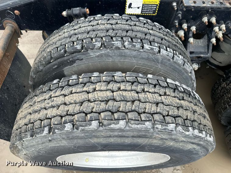 image for item DW1956 2015 Mack CXU613 semi truck