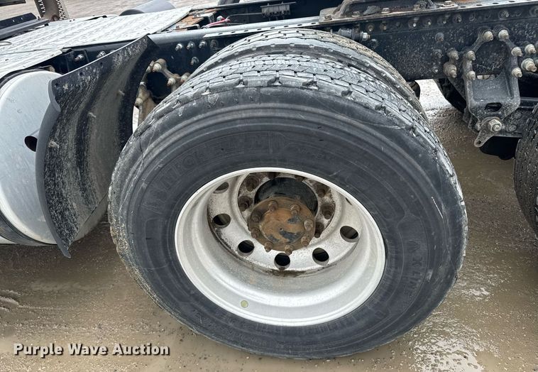 image for item DW1956 2015 Mack CXU613 semi truck