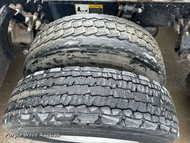 image for item DW1956 2015 Mack CXU613 semi truck