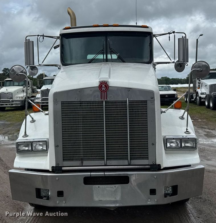 image for item DW1957 2013 Kenworth T800 semi truck